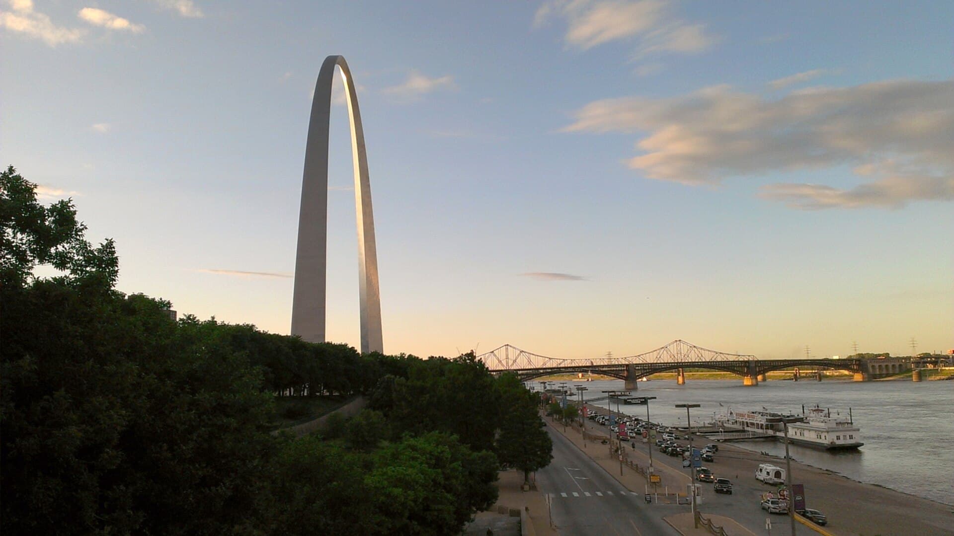 A wide view of the Gateway Arch and St. Louis riverfront