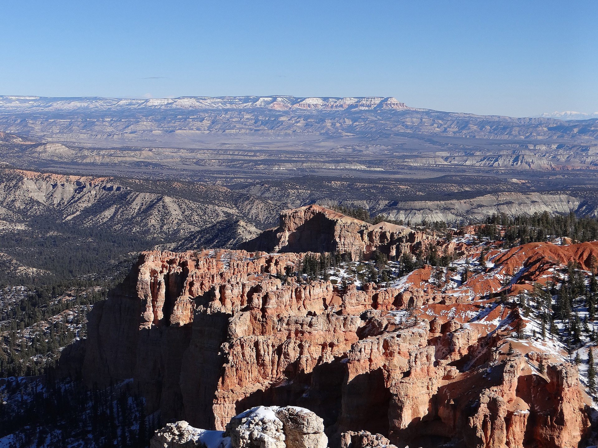 Layered forest and hoodoo country near Rainbow Point in Bryce Canyon